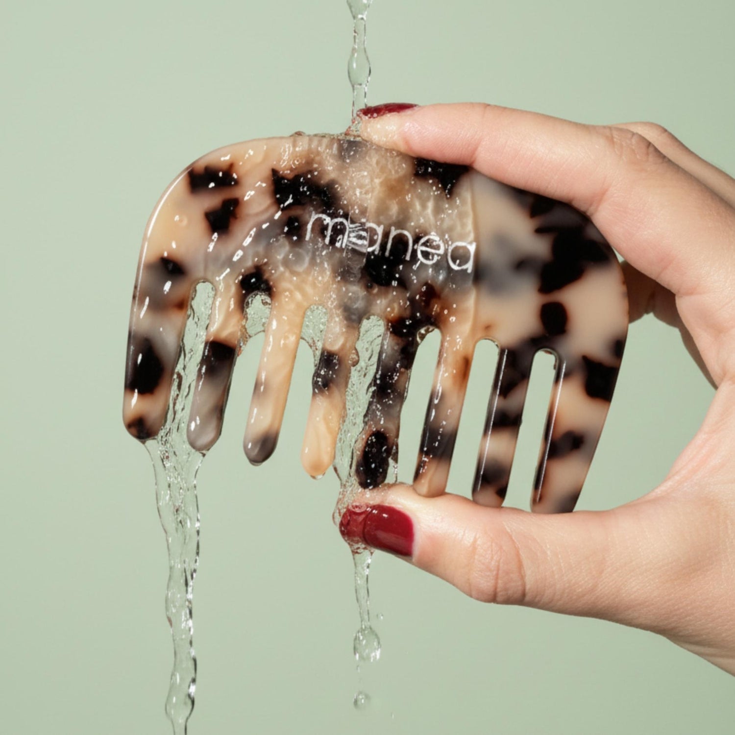 Unter der Dusche Haare kämmen mit Caring Comb von manea