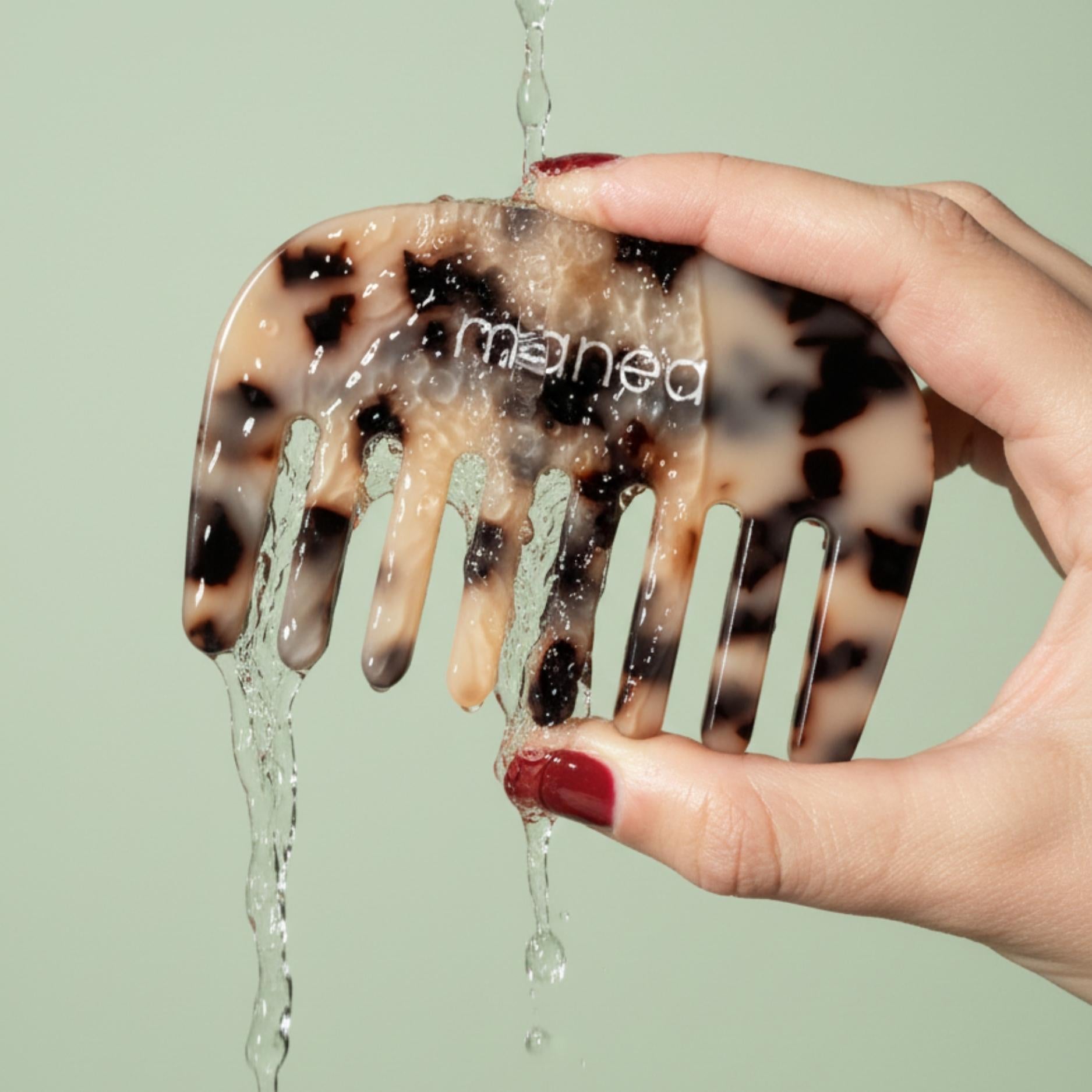 Unter der Dusche Haare kämmen mit Caring Comb von manea