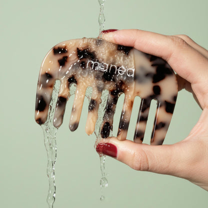 Unter der Dusche Haare kämmen mit Caring Comb von manea