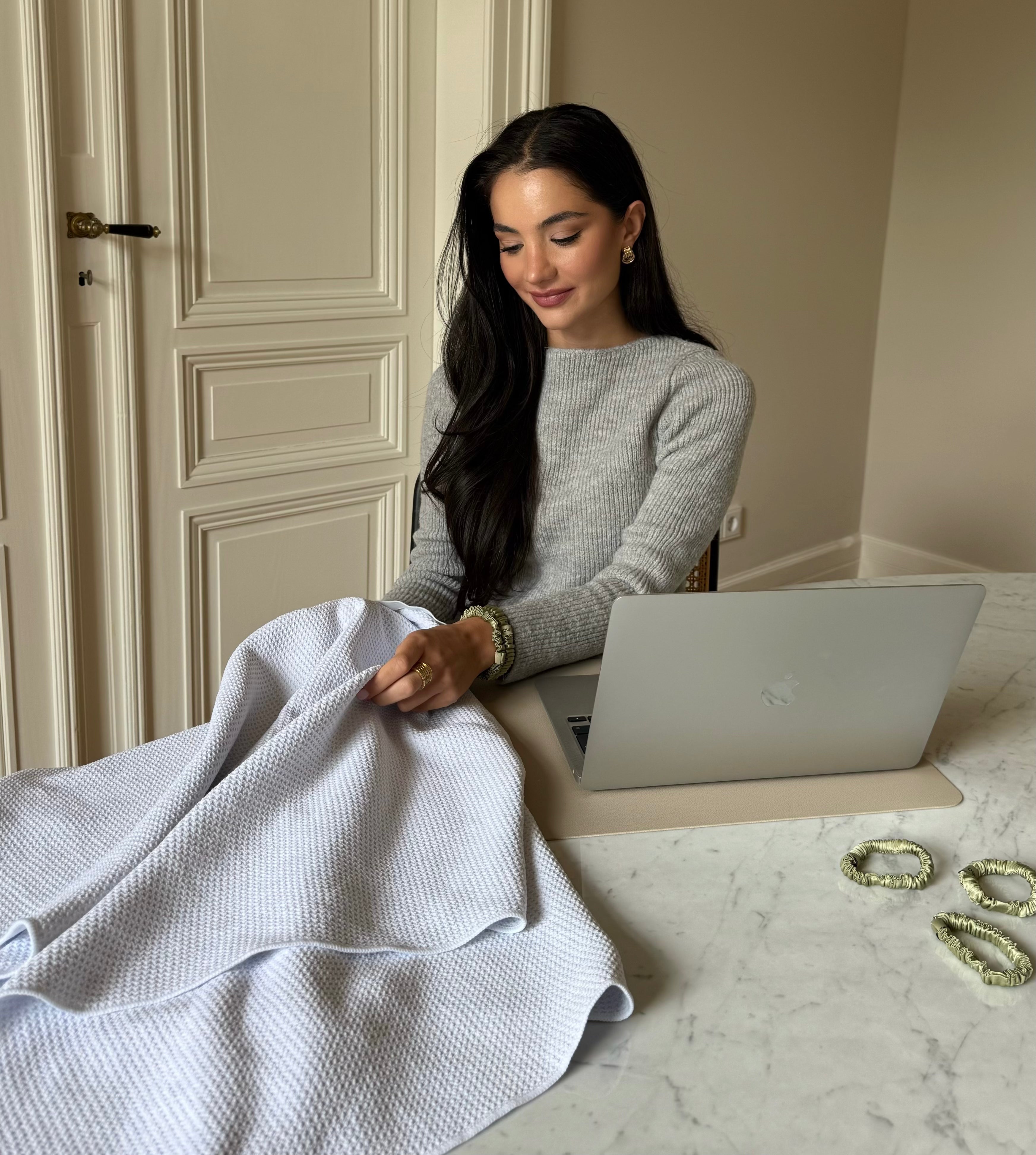 Selin, Gründerin von manea, präsentiert Produktinnovationen für gesunde Haare