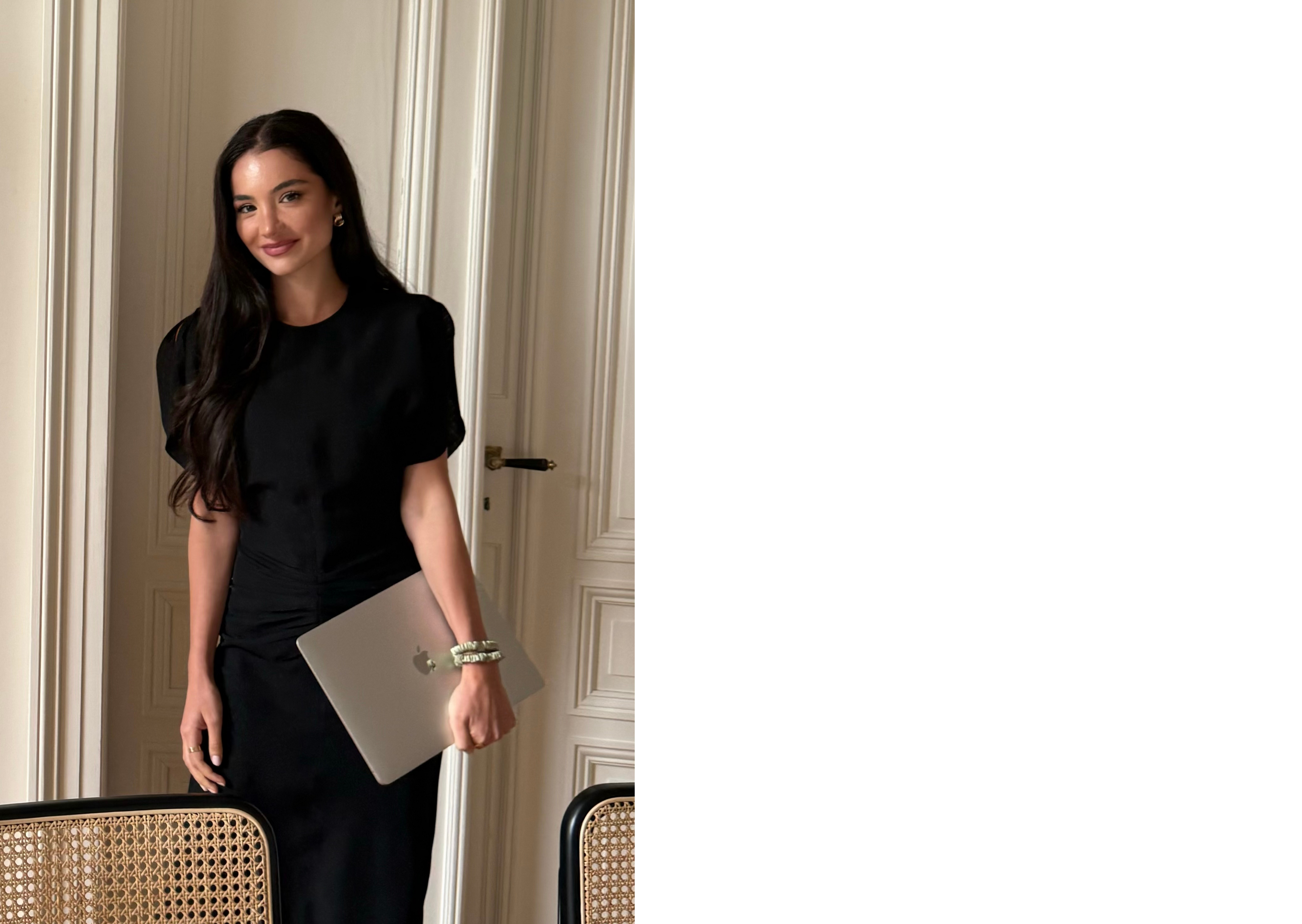 Selin, Beauty Expertin und Gründerin von manea im Büro