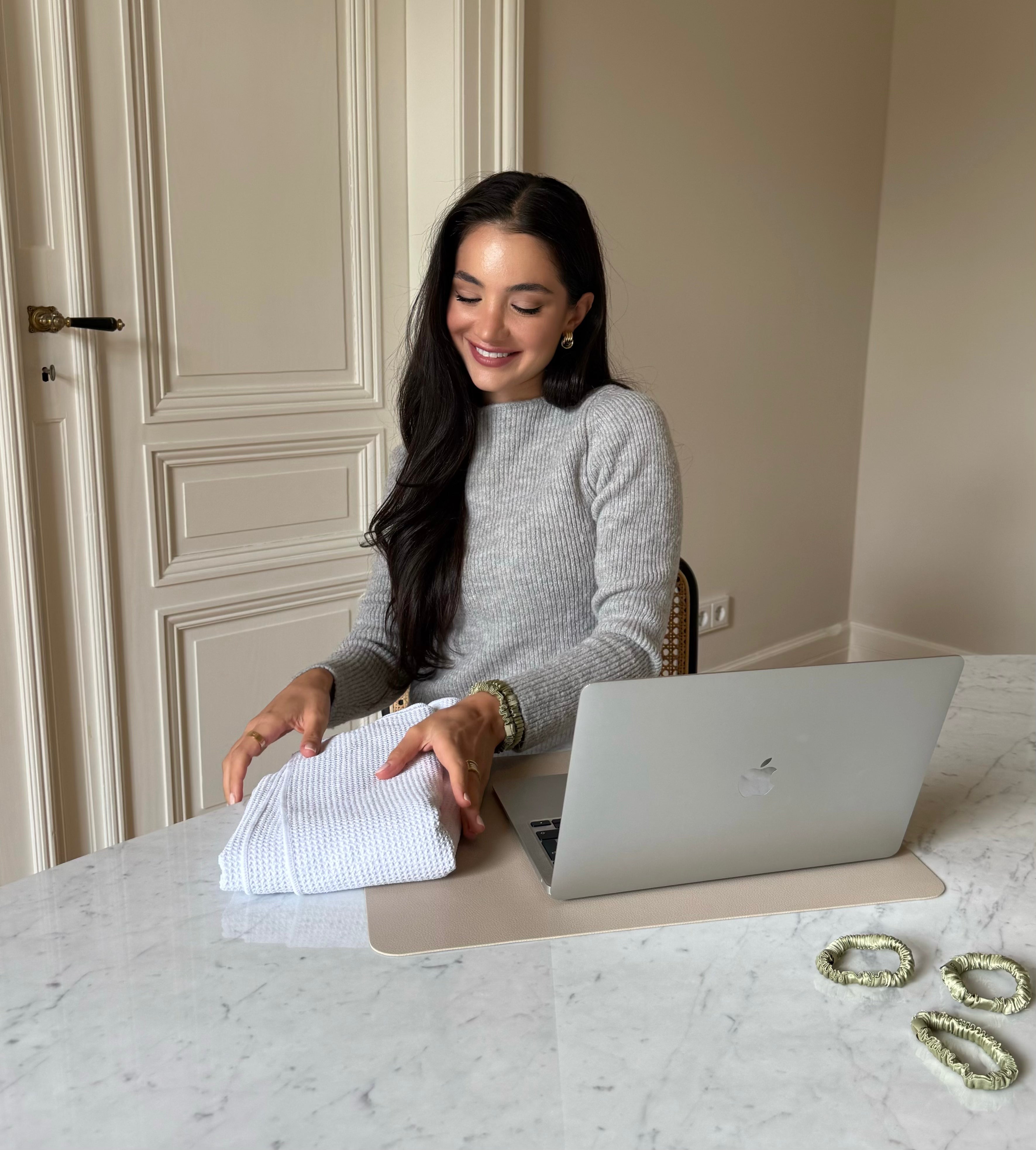 Selin, Beauty Expertin und Gründerin von manea zeigt Mikrofaserhandtuch und Scrunchies